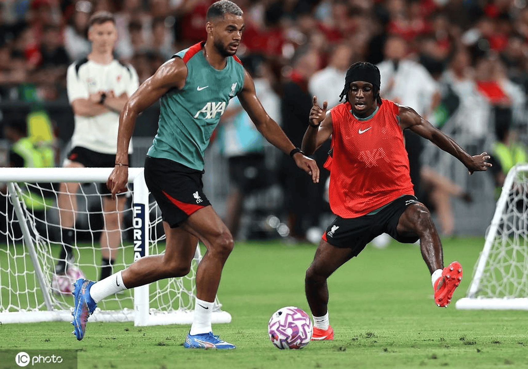 开云体育官网入口-利物浦训练开放日，集结日防线松动引欢呼，欧联在即，年轻球员得到机会的简单介绍